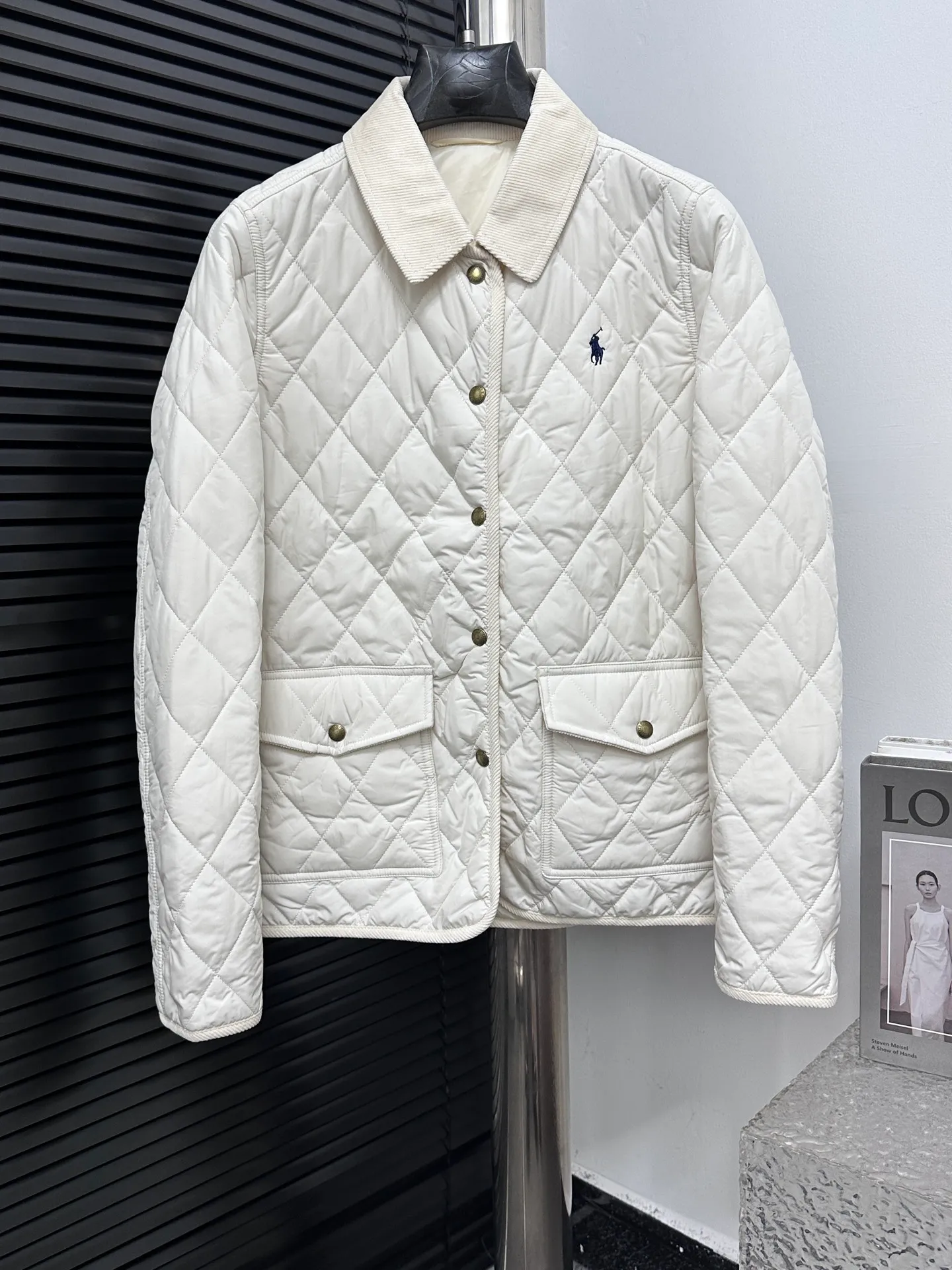 ￼ P530 【Ralph Lauren】Ralph Lauren cotton-padded jacket. The face is filled with imitation down cotton. Three-in-one rhombus quilted embroidery. Soft and comfortable. Warm and comfortable. Corduroy strips run through the whole body. No knots or overlaps. Artificial curling. Fine workmanship. Does not look bloated. The upper body is light and not bloated. Soft and comfortable. Highly recommended. Size: S M L